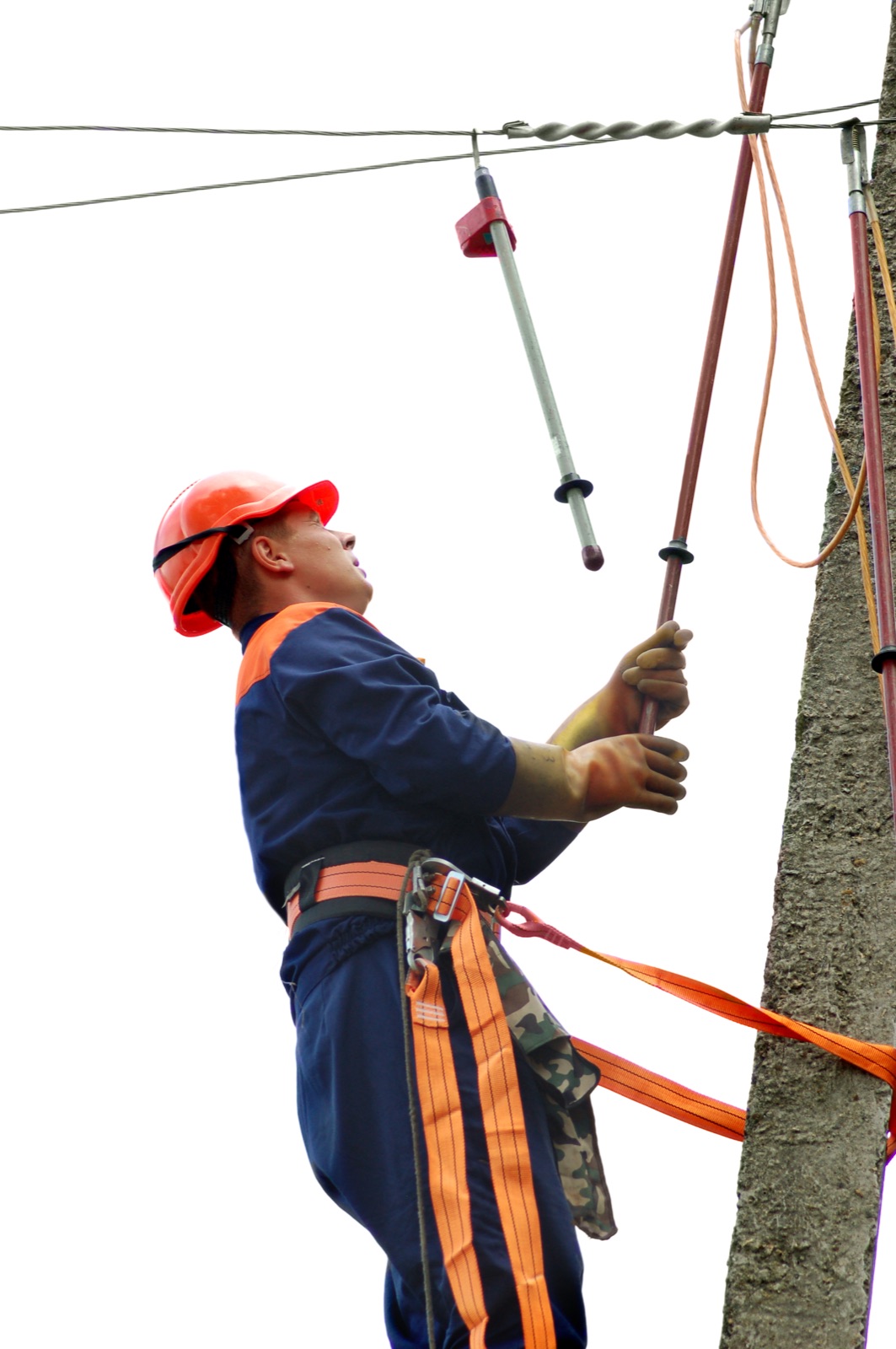 Profissional técnico trabalhando em equipamento de rede